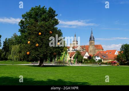 Öhringen à Hohenlohe: Aire de jeux dans la Hofgarten, château et église luthérienne (Stiftskirche) en arrière-plan, Bade-Wurtemberg, Allemagne Banque D'Images
