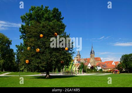 Öhringen à Hohenlohe: Aire de jeux dans la Hofgarten, château et église luthérienne (Stiftskirche) en arrière-plan, Bade-Wurtemberg, Allemagne Banque D'Images