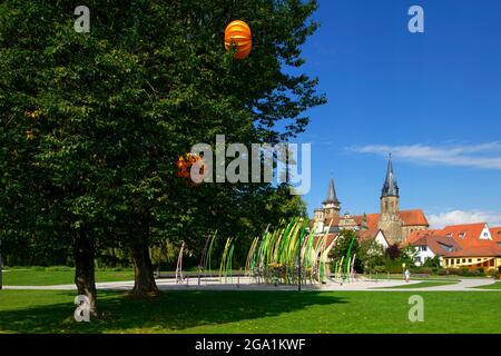 Öhringen à Hohenlohe: Aire de jeux dans la Hofgarten, château et église luthérienne (Stiftskirche) en arrière-plan, Bade-Wurtemberg, Allemagne Banque D'Images