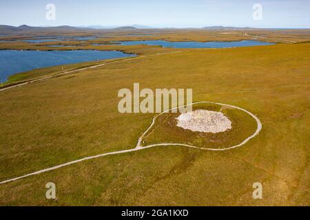 Vue aérienne du drone du cairn de chambered néolithique le mieux conservé dans les Hébrides extérieures à Langass sur North Uist, Hébrides extérieures, Écosse, Royaume-Uni Banque D'Images