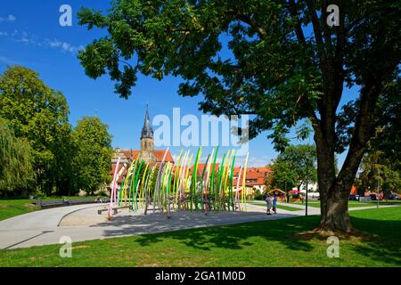 Öhringen à Hohenlohe: Aire de jeux à la Hofgarten, église luthérienne (Stiftskirche) en arrière-plan, Bade-Wurtemberg, Allemagne Banque D'Images