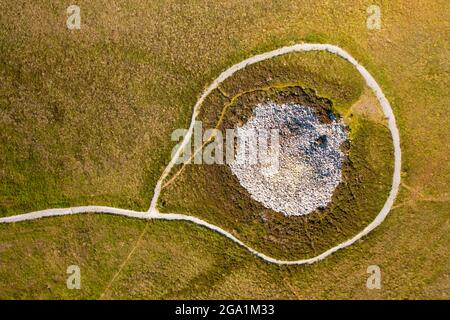 Vue aérienne du drone du cairn de chambered néolithique le mieux conservé dans les Hébrides extérieures à Langass sur North Uist, Hébrides extérieures, Écosse, Royaume-Uni Banque D'Images