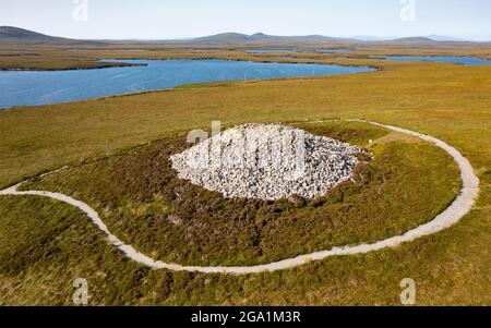 Vue aérienne du drone du cairn de chambered néolithique le mieux conservé dans les Hébrides extérieures à Langass sur North Uist, Hébrides extérieures, Écosse, Royaume-Uni Banque D'Images