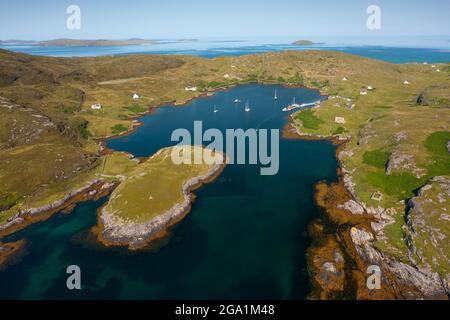 Vue aérienne du drone de port à Acairseid Mhor sur l'île d'Eriskay dans les Hébrides extérieures, Écosse, Royaume-Uni Banque D'Images