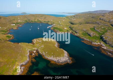 Vue aérienne du drone de port à Acairseid Mhor sur l'île d'Eriskay dans les Hébrides extérieures, Écosse, Royaume-Uni Banque D'Images