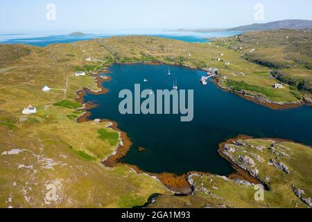 Vue aérienne du drone de port à Acairseid Mhor sur l'île d'Eriskay dans les Hébrides extérieures, Écosse, Royaume-Uni Banque D'Images