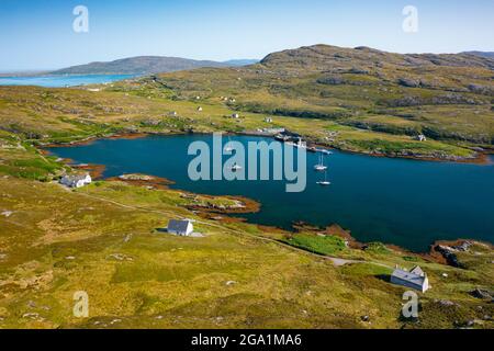 Vue aérienne du drone de port à Acairseid Mhor sur l'île d'Eriskay dans les Hébrides extérieures, Écosse, Royaume-Uni Banque D'Images