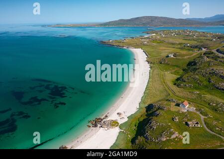 Vue aérienne depuis un drone de plage de sable blanc sur Sound of Barra et le village de Balla sur l'île d'Eriskay dans les Hébrides extérieures, Écosse, Royaume-Uni Banque D'Images