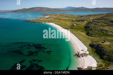 Vue aérienne depuis un drone de plage de sable blanc sur Sound of Barra et le village de Balla sur l'île d'Eriskay dans les Hébrides extérieures, Écosse, Royaume-Uni Banque D'Images