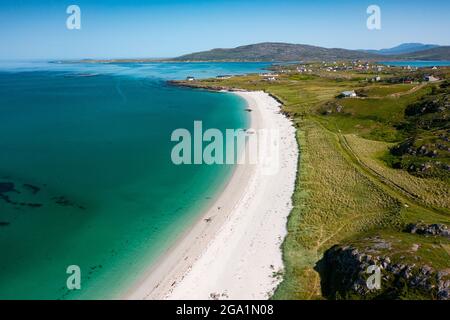 Vue aérienne depuis un drone de plage de sable blanc sur Sound of Barra et le village de Balla sur l'île d'Eriskay dans les Hébrides extérieures, Écosse, Royaume-Uni Banque D'Images