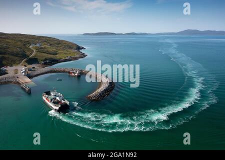 Le ferry Caledonian MacBrayne arrive au port de l'île d'Eriskay depuis Barra, dans les Hébrides extérieures, en Écosse, au Royaume-Uni Banque D'Images