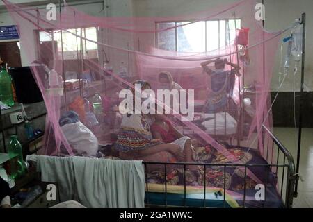 Dhaka, Bangladesh. 28 juillet 2021. DHAKA, BANGLADESH - JUILLET 28 : des personnes sont vues sur les lits avec leurs enfants, alors que l'on attend qu'un agent de santé se présente à l'hôpital pour enfants, en raison de leur infection par une nouvelle épidémie de dengue le 28 juillet 2021 à Dhaka, au Bangladesh. (Photo d'Eyepix/Sipa USA) crédit: SIPA USA/Alay Live News Banque D'Images