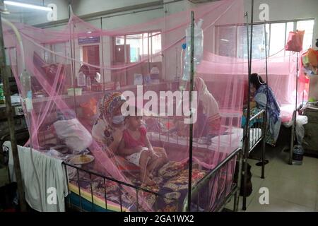 Dhaka, Bangladesh. 28 juillet 2021. DHAKA, BANGLADESH - JUILLET 28 : des personnes sont vues sur les lits avec leurs enfants, alors que l'on attend qu'un agent de santé se présente à l'hôpital pour enfants, en raison de leur infection par une nouvelle épidémie de dengue le 28 juillet 2021 à Dhaka, au Bangladesh. (Photo d'Eyepix/Sipa USA) crédit: SIPA USA/Alay Live News Banque D'Images