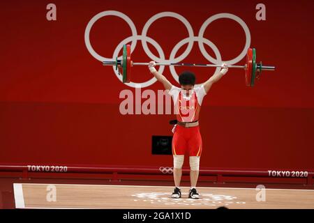 HOU Zhihui (CHN) vainqueur aux Jeux Olympiques Tokyo 2020, Weightlifting Women's 49 kg Group A final le 24 juillet 2021 au Tokyo International Forum à Tokyo, Japon - photo Kishimoto / DPPI / LiveMedia Banque D'Images