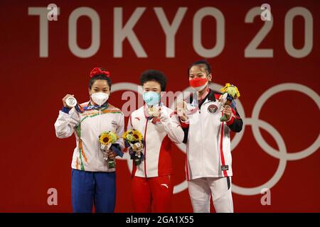 Tokyo, Japon. 24 juillet 2021. Chanu Saikhom MIRABAI (IND) 2e Médaille d'argent, HOU Zhihui (CHN) Médaille d'or, Windy Cantika AISAH (INA) 3e Médaille de bronze lors des Jeux Olympiques Tokyo 2020, cérémonie de la Médaille finale de la médaille de poids des femmes de 49 kg Groupe A le 24 juillet 2021 au Forum international de Tokyo, Japon - photo photo Kishimoto/DPPI/LiveMedia crédit: Agence photo indépendante/Alay Live News Banque D'Images