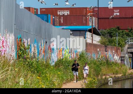 jeune couple marchant le long du chemin de halage, jeune couple marchant le canal bridgewater, homme et femme marchant le chemin de halage du canal à manchester, royaume-uni, manchester. Banque D'Images