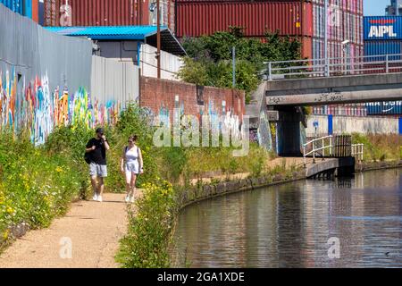 jeune couple marchant le long du chemin de halage, jeune couple marchant le canal bridgewater, homme et femme marchant le chemin de halage du canal à manchester, royaume-uni, manchester. Banque D'Images