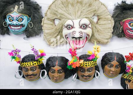 Masque Chau coloré , artisanat exposé pendant la foire de l'artisanat à Kolkata , Calcutta, Bengale occidental, Inde. C'est le plus grand handicap Banque D'Images
