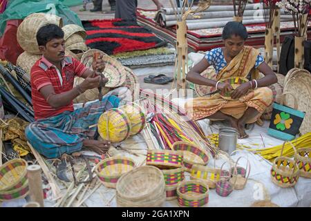 Kolkata, Bengale-Occidental, Inde - 28 novembre 2015 : couple tissage corbeilles de canne, artisanat exposé pendant la Foire de l'artisanat à Kolkata. Plus grand Banque D'Images