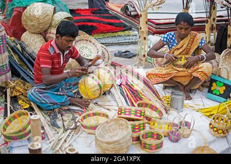 Kolkata, Bengale-Occidental, Inde - 28 novembre 2015 : couple tissage corbeilles de canne, artisanat exposé pendant la Foire de l'artisanat à Kolkata. Plus grand Banque D'Images