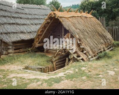 Bâtiments traditionnels médiévaux en bois dans le village du patrimoine archéologique près du monastère de Velehrad, Modra, Moravie, République tchèque, journée d'été ensoleillée Banque D'Images