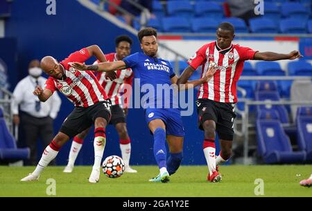 Josh Murphy (au centre) de Cardiff se bat avec Nathan Redmond (à gauche) de Southampton et Ibrahima Diallo lors du match d'avant-saison au Cardiff City Stadium. Date de la photo: Mardi 27 juillet 2021. Banque D'Images