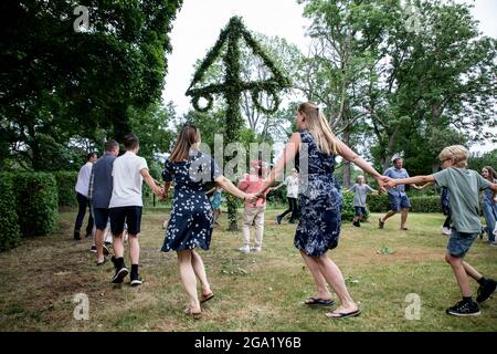 Milieu de l'été en Suède. Les gens dansent autour du maypole. Foto: Christine Olsson / TT / Kod 10430 Banque D'Images
