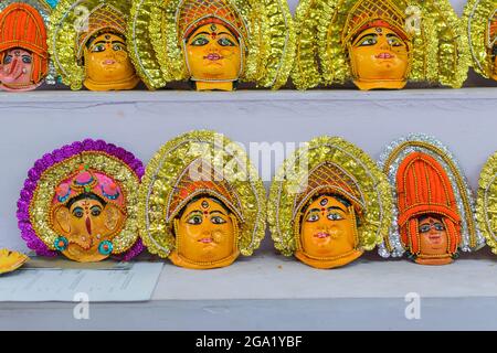 Masques colorés de danseurs de Chhacu, poupées colorées en argile, objets artisanaux exposés lors de la Foire de l'artisanat à Kolkata , plus tôt Calcutta, West be Banque D'Images