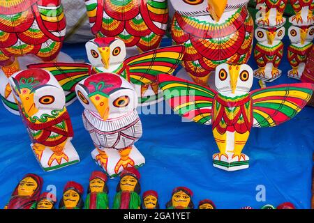 Chouettes colorées en bois. Artisanat exposé lors de la foire de l'artisanat à Kolkata , plus tôt Calcutta, Bengale-Occidental, Inde. C'est le plus grand han Banque D'Images