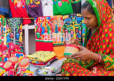 KOLKATA, BENGALE-OCCIDENTAL , INDE - 3 DÉCEMBRE 2016 : des objets d'artisanat colorés sont préparés par une femme d'âge moyen pour la vente à Kolkata dans l'artisanat tr Banque D'Images