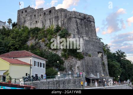 Herceg Novi, Monténégro - 17 juillet 2021 forte Mare (forte Di Mare), une ancienne forteresse située sur les rochers au bord de la mer à Herceg Novi Banque D'Images