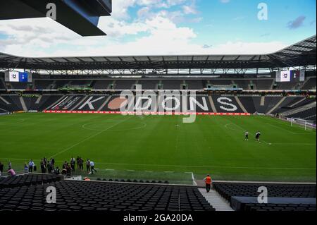 Vue générale à l'intérieur du stade pendant la pré-saison amicale entre Milton Keynes dons / Tottenham Hotspur au stade MK, Milton Keynes Angleterre. Banque D'Images