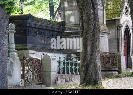 La tombe de Delacroix au cimetière du Père Lachaise, le plus grand cimetière de Paris, en France. Banque D'Images