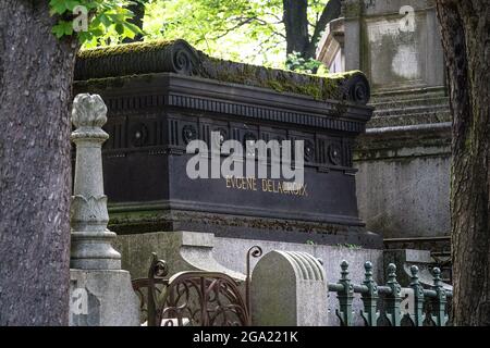 La tombe de Delacroix au cimetière du Père Lachaise, le plus grand cimetière de Paris, en France. Banque D'Images