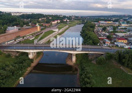 Le fleuve Dnieper dans le paysage urbain, un matin de juillet (photographie aérienne). Smolensk, Russie Banque D'Images