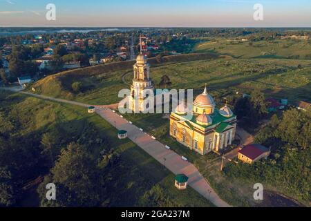 Vue de dessus de l'ancienne église du Sauveur et de la cathédrale Boris et Gleb au début de juillet matin. Staritsa. Région de Tver, Russie Banque D'Images