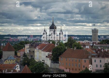 Cathédrale orthodoxe d'Alexandre Nevsky dans le paysage du vieux Tallinn, le jour de juillet. Estonie Banque D'Images