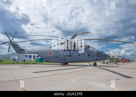 ZHUKOVSKY, RUSSIE - le 20 JUILLET 2017 : le plus grand hélicoptère lourd en série mi-26 au monde sur le salon aérien MAKS-2017 Banque D'Images