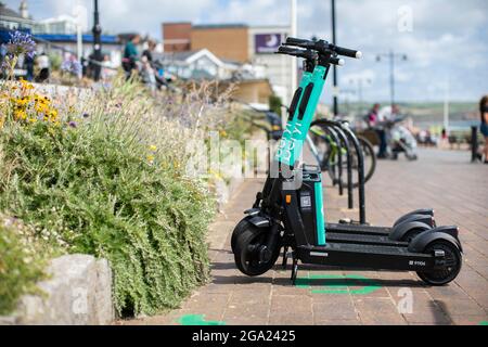 Trottinettes électriques Beryl garées sur le front de mer à Sandown sur l'île de Wight. Banque D'Images