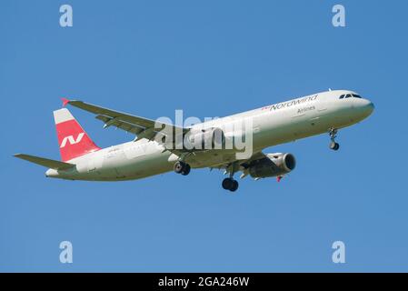 SAINT-PÉTERSBOURG - 29 MAI 2021 : Airbus A321-232 (VP-BGH) des compagnies aériennes Nordwind sur la piste de glisse avant l'atterrissage Banque D'Images