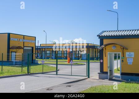 VELIKIE LUKI, RUSSIE - 04 JUILLET 2021 : à l'entrée de l'hôpital régional des maladies infectieuses de Pskov (branche de Velikie Luki) par une belle journée d'été Banque D'Images