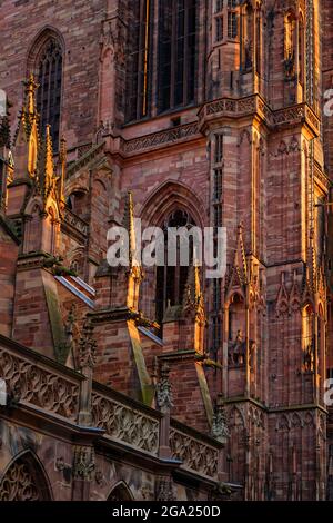 STRASBOURG, FRANCE, 23 juin 2021 : Cathédrale de Strasbourg au coucher du soleil. Le grès brun rougeâtre des Vosges donne la cathedra Banque D'Images