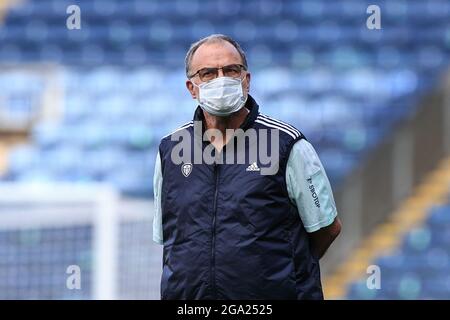 Blackburn, Royaume-Uni. 28 juillet 2021. Marcelo Bielsa, directeur de Leeds United, arrive à Ewood Park à Blackburn, au Royaume-Uni, le 7/28/2021. (Photo de Mark Cosgrove/News Images/Sipa USA) crédit: SIPA USA/Alay Live News Banque D'Images