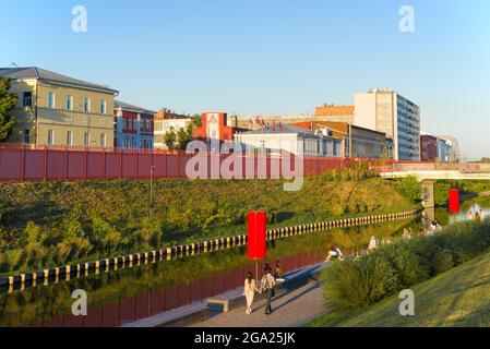 TULA, RUSSIE - le 06 JUILLET 2021 : remblai de la rivière UPA et construction de l'usine d'armement Tula par une journée ensoleillée de juillet Banque D'Images