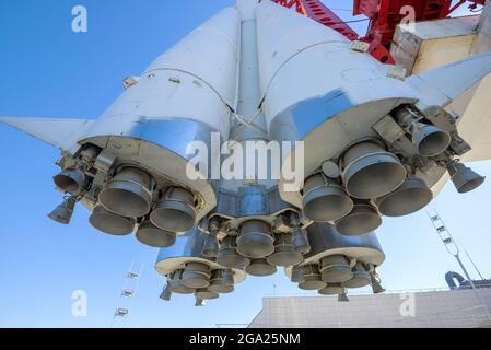KALUGA, RUSSIE - 07 JUILLET 2021 : moteurs et buses de la fusée spatiale Vostok installée par le Musée national du Cosmonautics, gros plan Banque D'Images