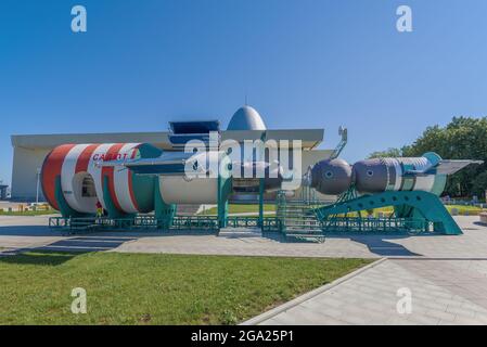 KALUGA, RUSSIE - 07 JUILLET 2021 : modèles des stations spatiales de Salyut et Soyuz dans le parc du Musée national du cosmonautics Banque D'Images