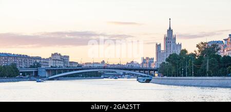 Le bâtiment de haute élévation appelé gratte-ciel stalinien. Kotelnicheskaya Embankment de la rivière Moskva à la lumière du soir au coucher du soleil. Banque D'Images