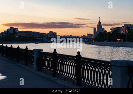 Le bâtiment de haute élévation sur le remblai Kotelnicheskaya de la rivière Moskva. Gratte-ciel stalinien à la lumière du coucher du soleil. Banque D'Images