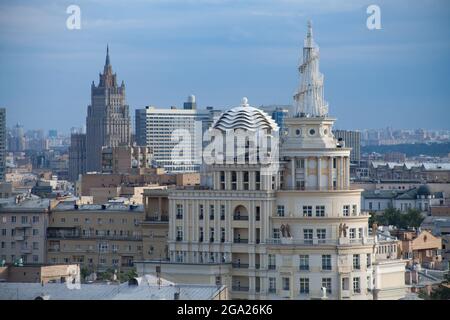 Vue panoramique sur la ville dans le ciel bleu avec une brume légère ou un smog à Moscou. Banque D'Images