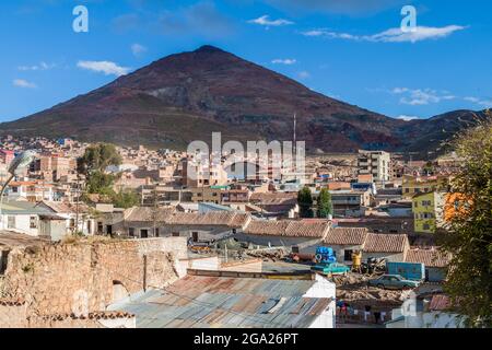 Vue sur le centre historique de Potosi, Bolivie. Cerro Rico (montagne riche) en arrière-plan. Banque D'Images